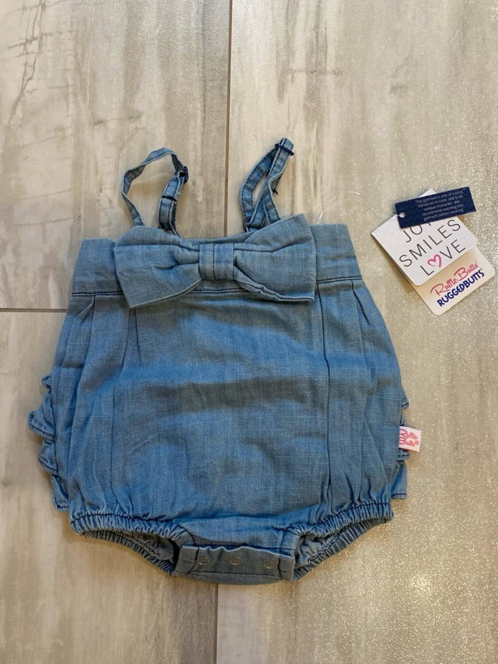 NWT RuffleButts Light Wash Denim Chambray Ruffled Romper with Bow girls 0-3M